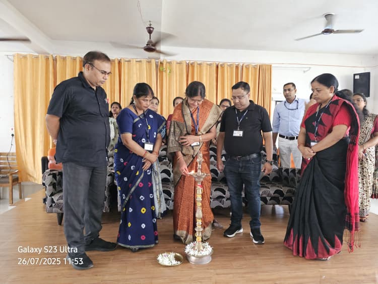 काॅलेज की गतिविधियों से रूबरू हुईं नयी छात्राएं, शिक्षकों ने दी जरूरी जानकारी