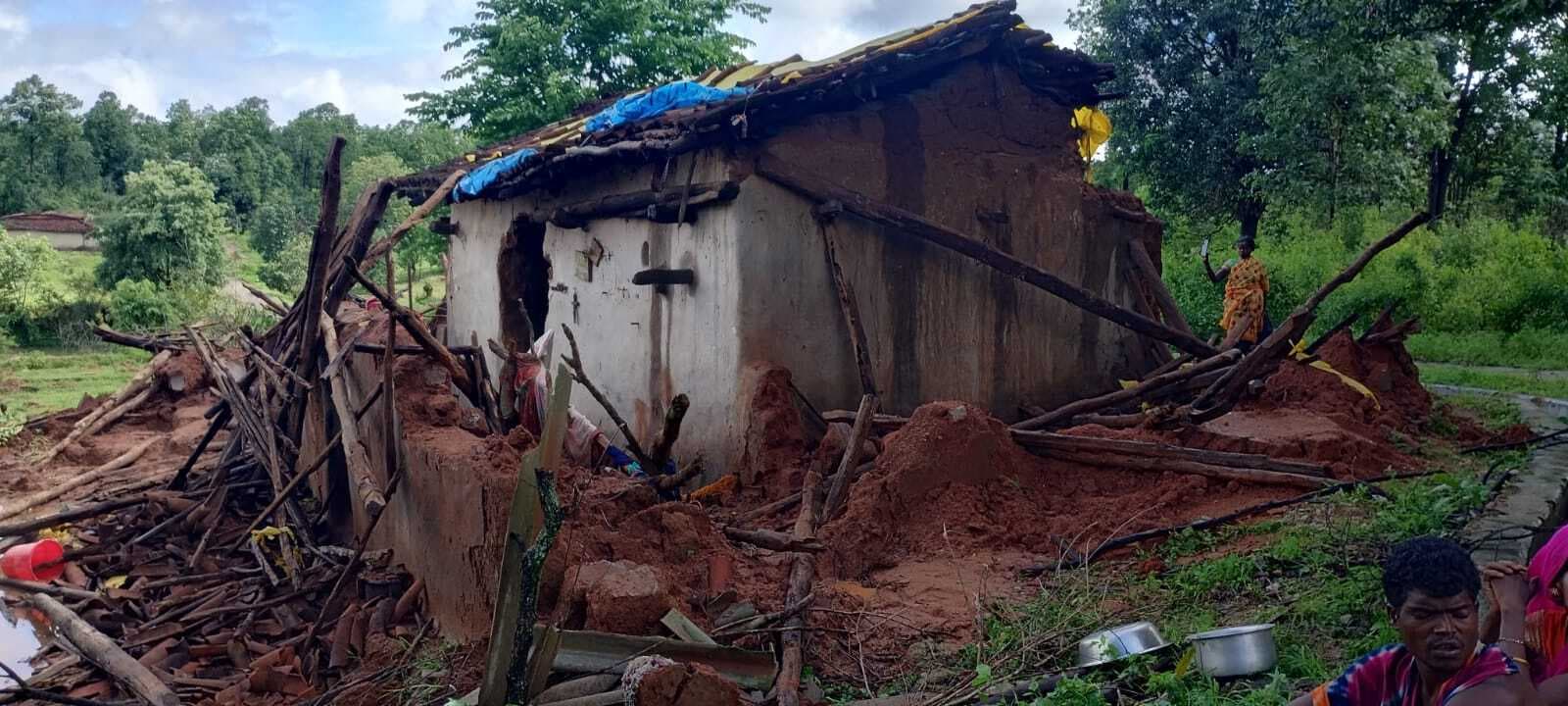 जंगली हाथियों ने बहेराखाड़ में तीन घर क्षतिग्रस्त किया