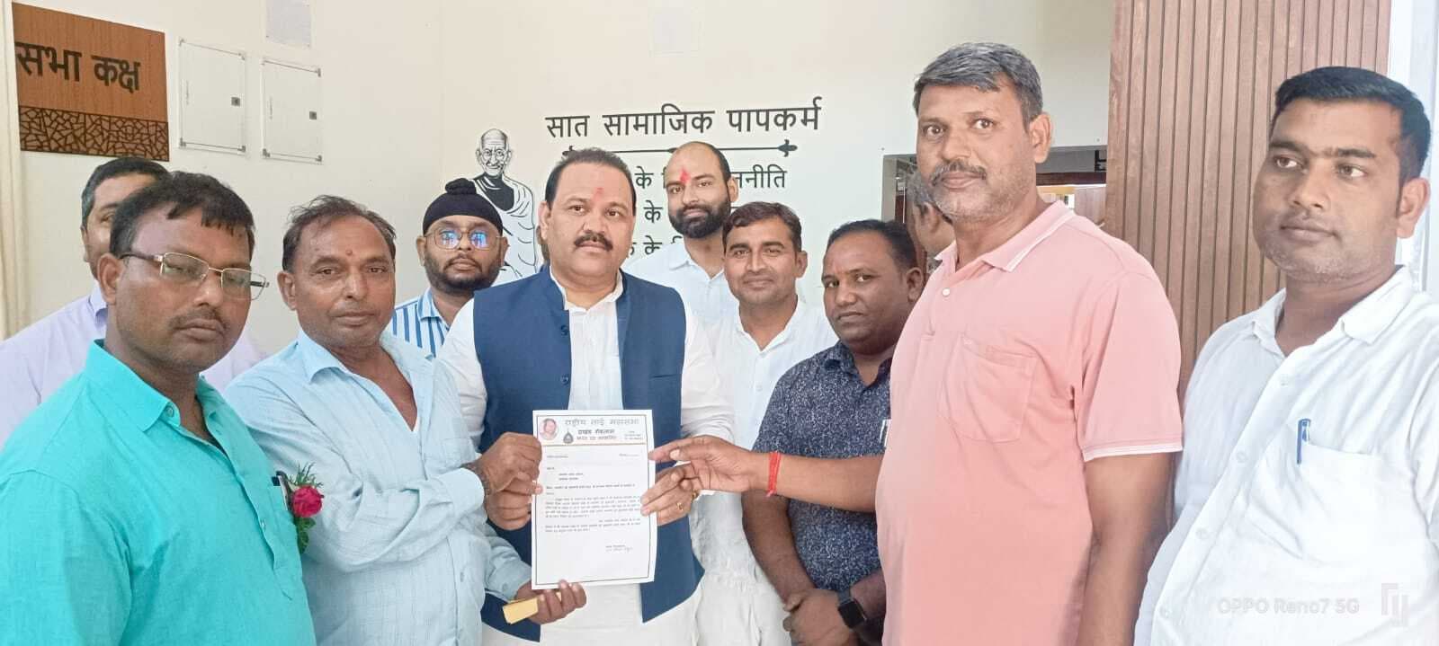 कर्पूरी ठाकुर के नाम पर भवन बनाने की मांग, सांसद को दिया पत्र