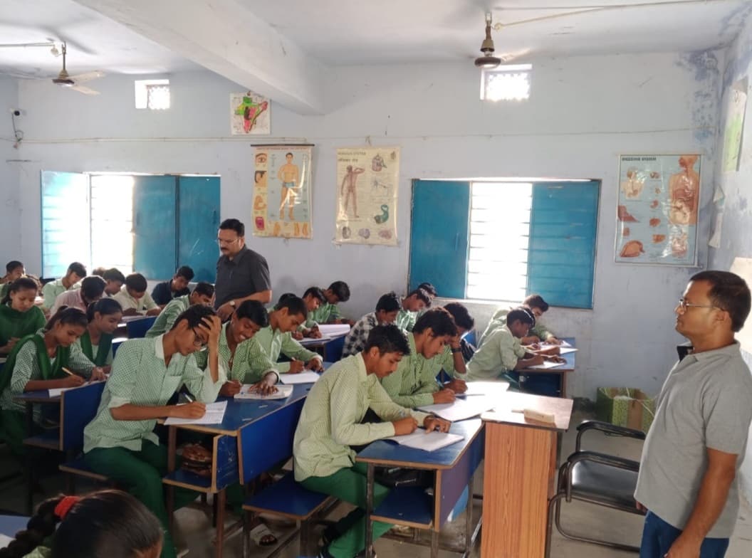 भू-अर्जन पदाधिकारी ने स्कूल व स्वास्थ्य केंद्र का किया निरीक्षण