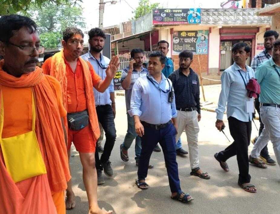 नपं ने श्रावणी मेला बासुकिनाथ में बीच रोड पर से दुकानें हटवायी