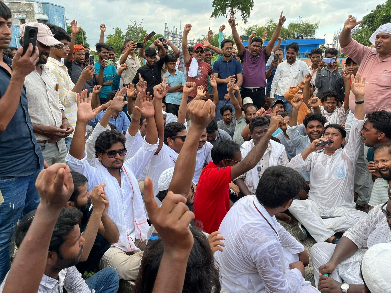 अनियमित विद्युत आपूर्ति के विरोध में प्रदर्शन