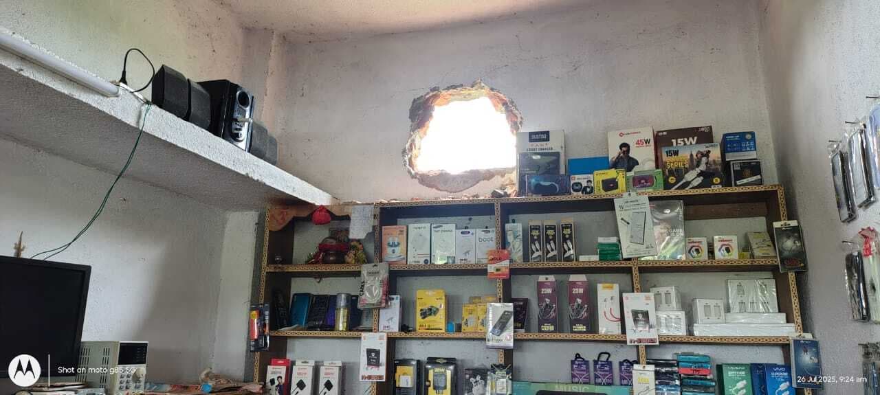 दीवार काट कर मोबाइल दुकान में चोरी