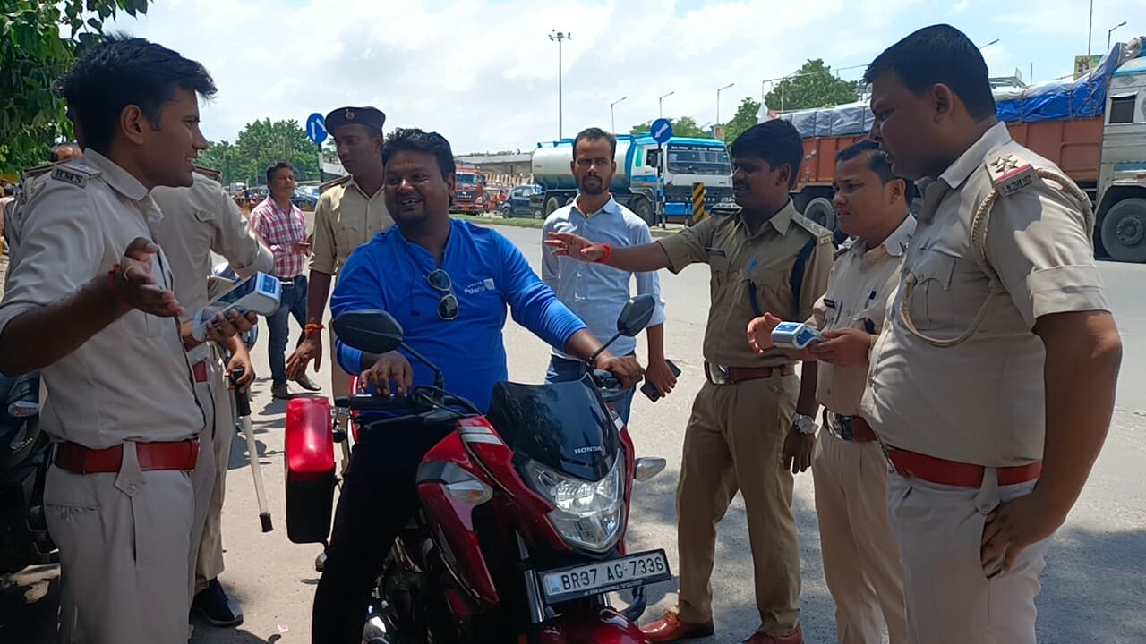 बिना नंबर के टोटो जब्त व  हेलमेट के काटे गये चालान