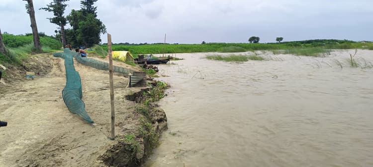 गंगा नदी के उफान से उधवा में बाढ़ खतरा बढ़ा