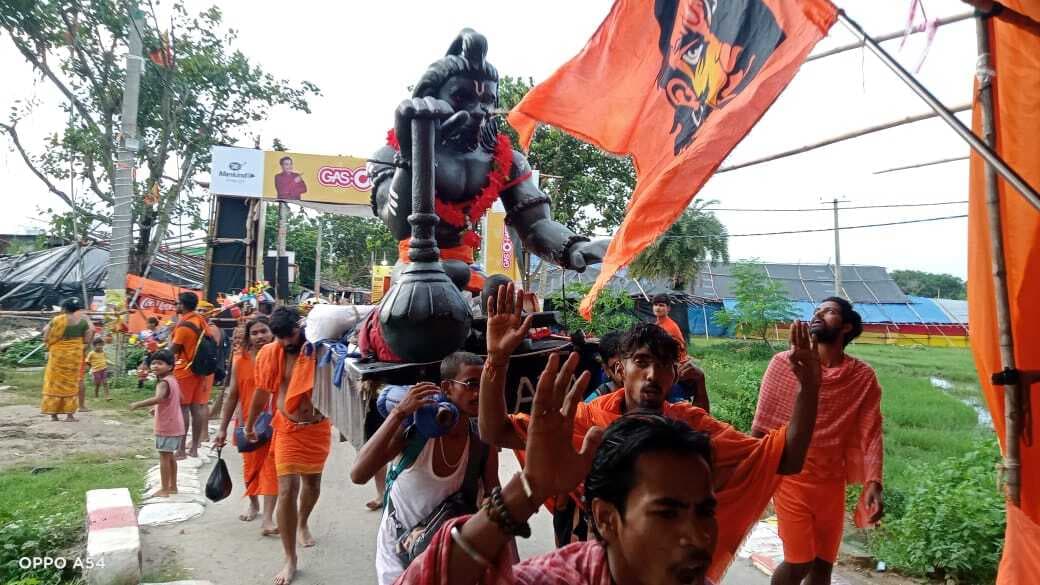 Deoghar News : विशाल हनुमानजी की प्रतिमा व आकर्षक कांवर लेकर पहुंचे हावड़ा के कांवरिये