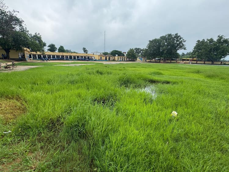 Kaimur News: घुटनेभर पानी से होकर विद्यालय जाते हैं छात्र-छात्राएं व शिक्षक