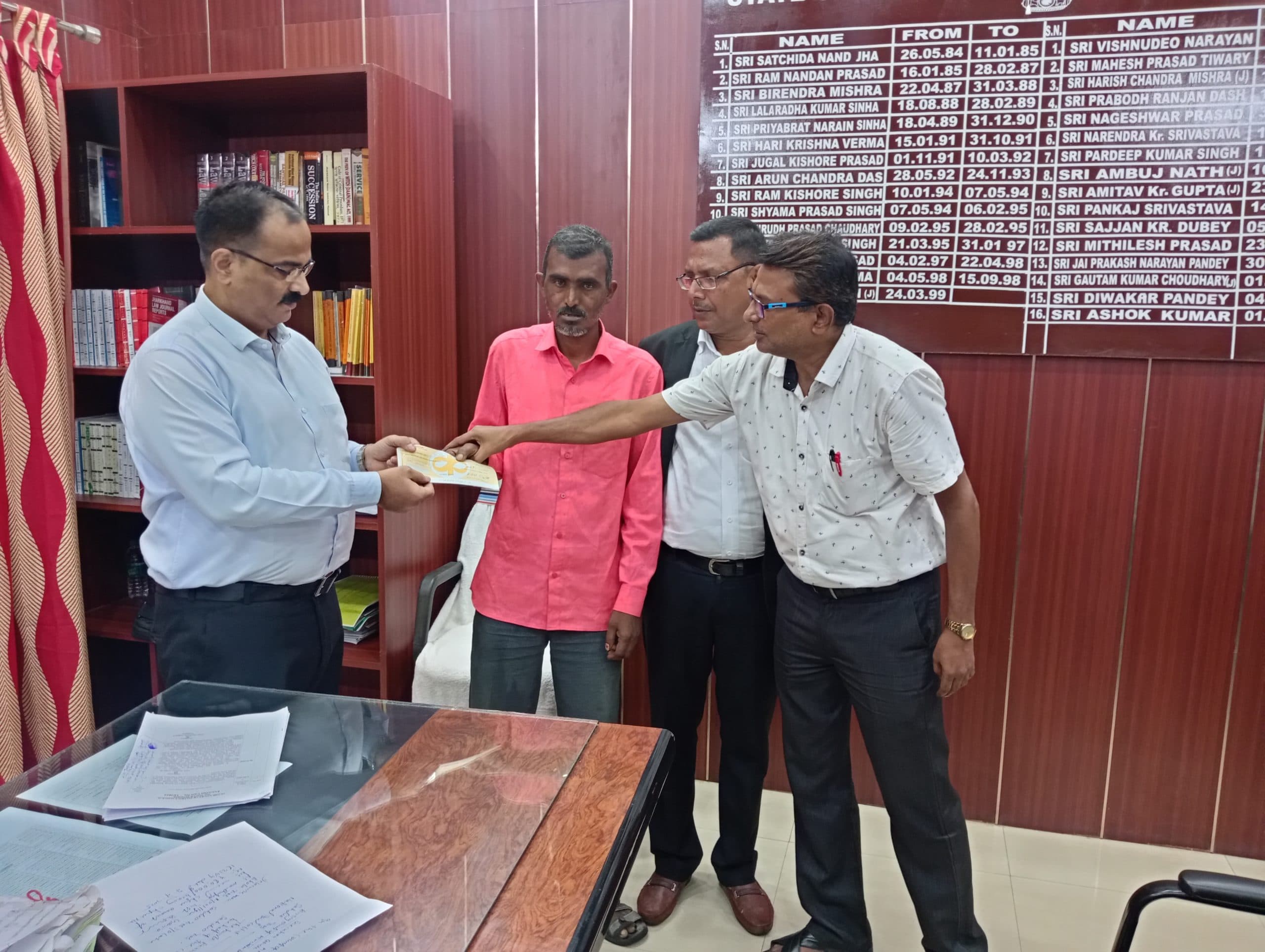 Deoghar news : मासिक लोक अदालत में छह लाख रुपये से अधिक की हुई वसूली, 63 केस निष्पादित