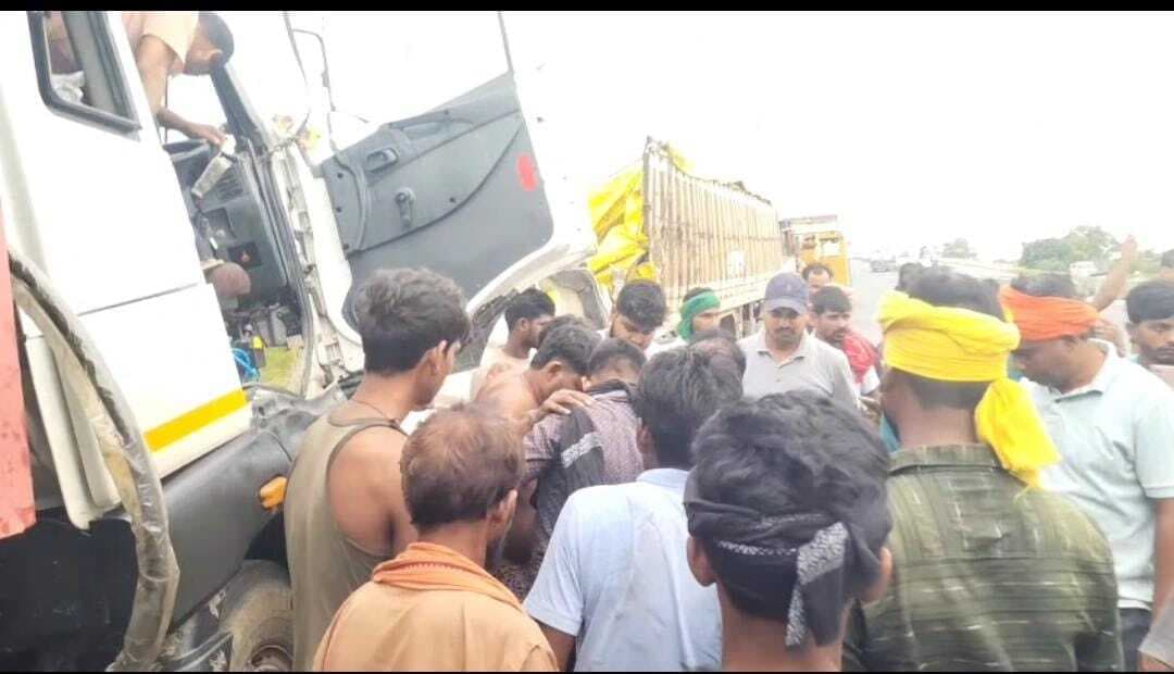 Kaimur News: जीटी रोड पर हाइवा ने मैजिक व ट्रेलर में मारी टक्कर, केबिन में फंसा चालक