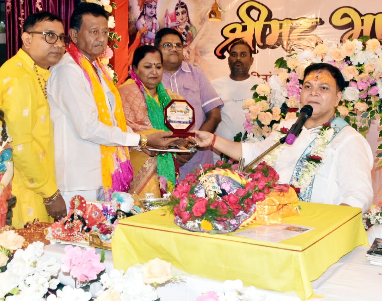 Jamshedpur news. मयंक महाराज ने भागवत कथा में छप्पन भोग और गोवर्धन पूजा का महत्व बताया