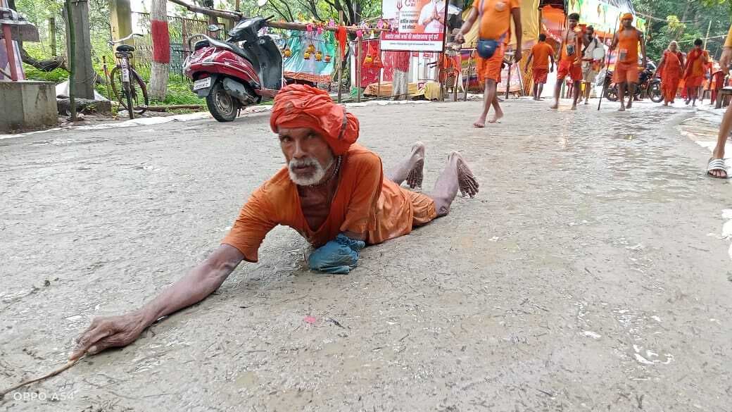 कांवरिया पथ से लाइव: 80 वर्षीय दिव्यांग कांवरिया दंड देकर आ रहे बाबाधाम