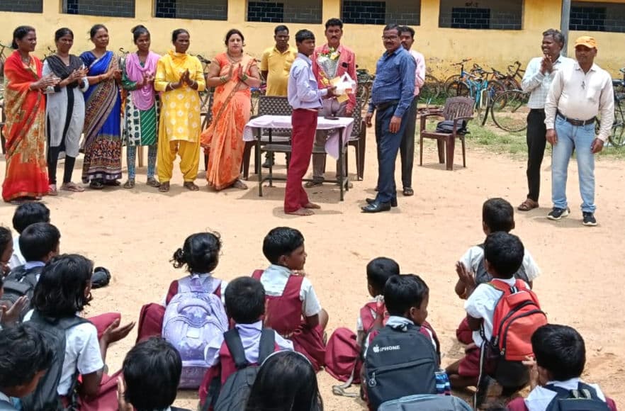 छात्र ने बांध में डूब रहे विद्यार्थी की बचाई जान, स्कूल ने किया सम्मानित