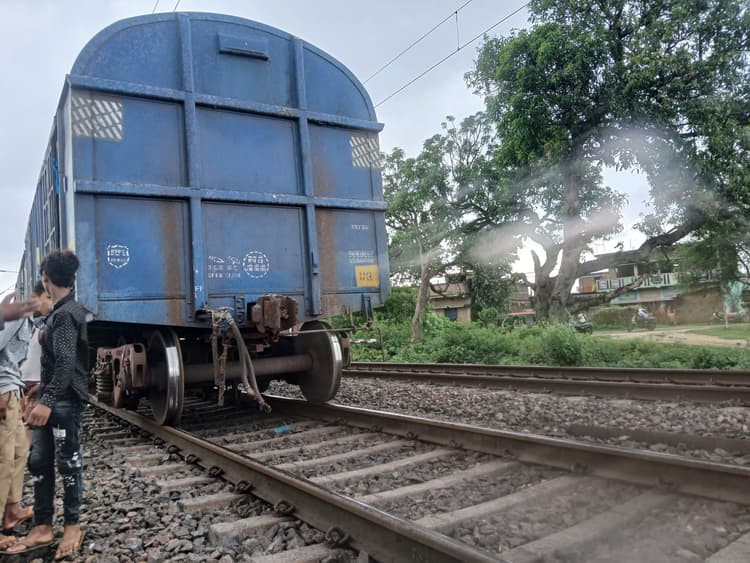 रजला फाटक के समीप कपलिंग खुलने से दो हिस्सों में बंटी मालगाड़ी