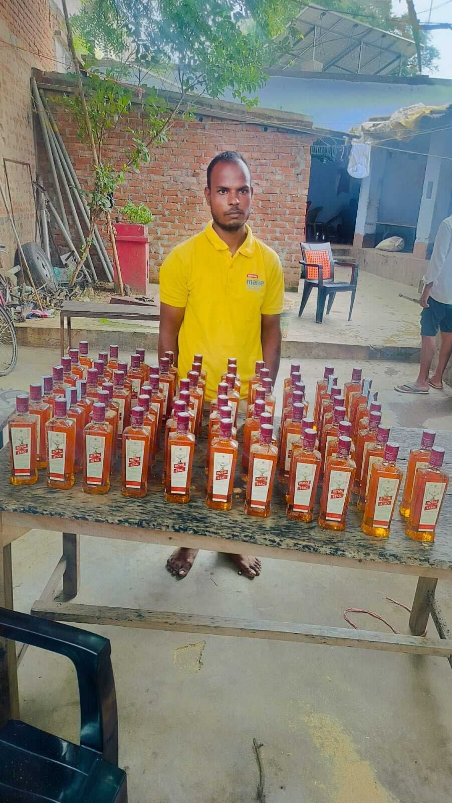 भूसी में छुपाकर ले जाई जा रही 70 बोतल शराब बरामद, तस्कर गिरफ्तार