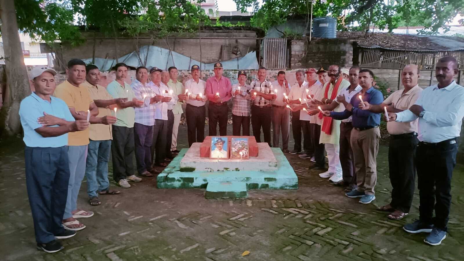 पूर्व सैनिकों ने कैंडिल जलाकर कारगिल के शहीदों को दी श्रद्धांजलि