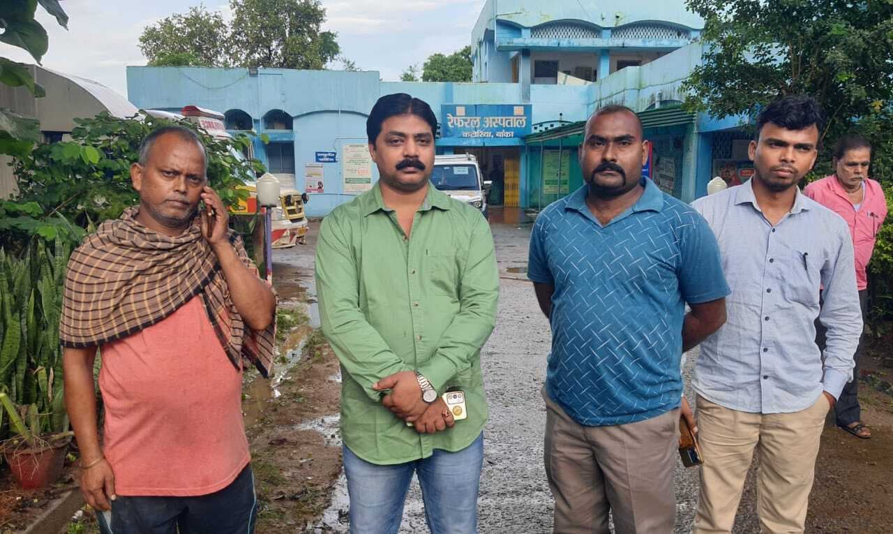 अनियंत्रित बस के धक्के से स्कूटी सवार प्रधान शिक्षिका घायल, पति की हुई मौत