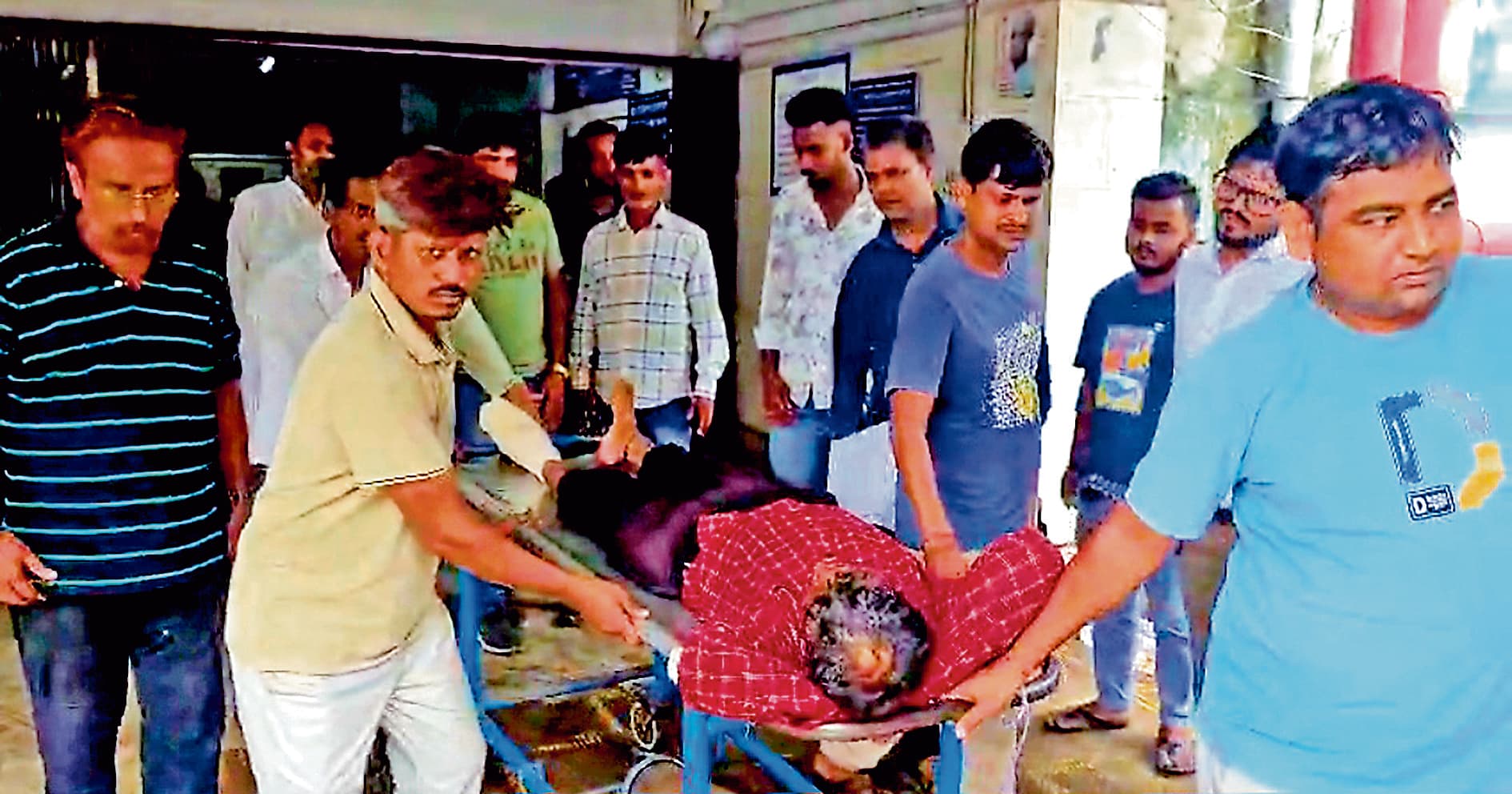 आसनसोल स्टेशन पर बिरयानी विक्रेता हादसे का शिकार