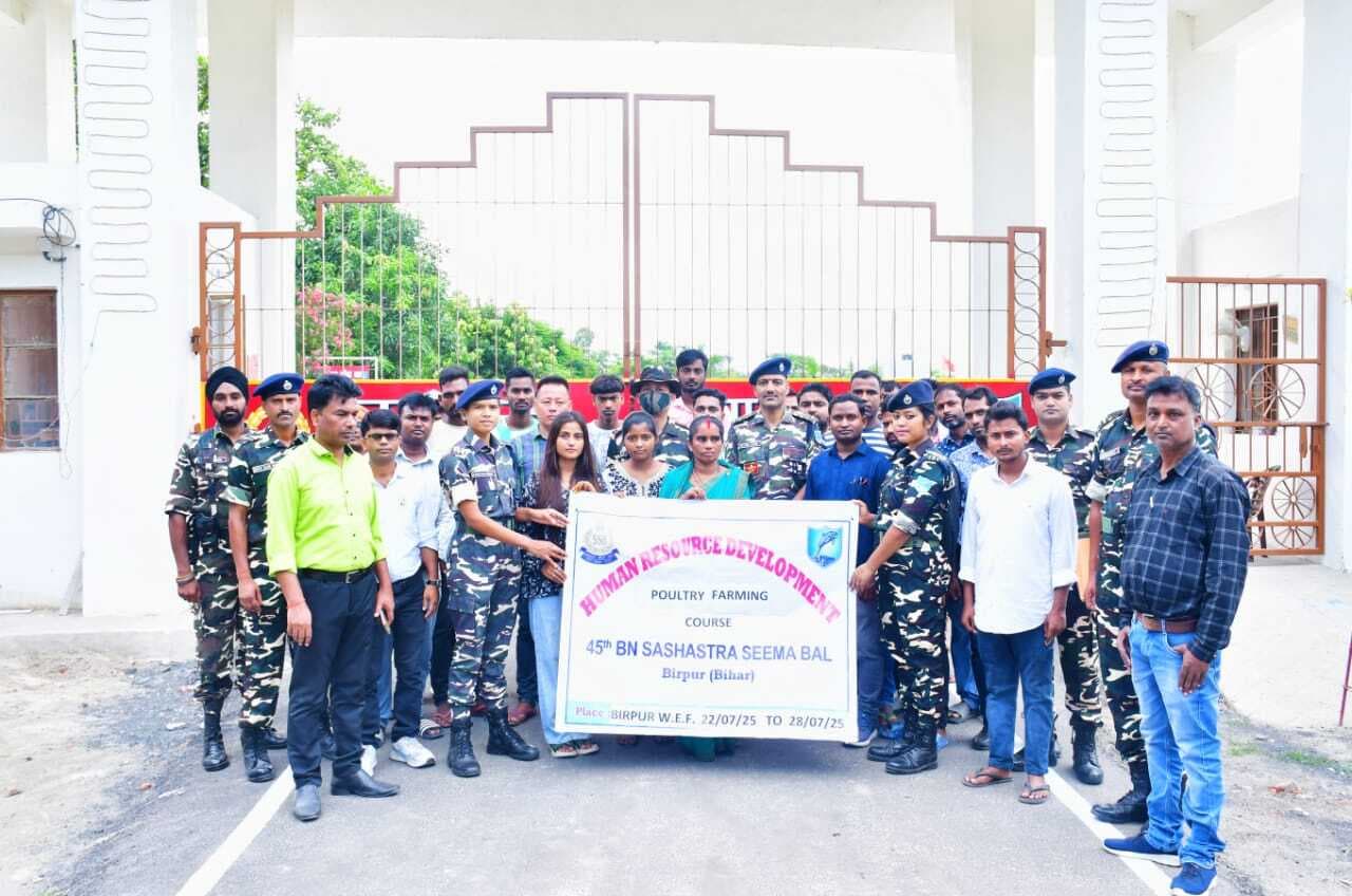 युवाओं को दी जा रही पोल्ट्री फार्मिंग कोर्स की ट्रेनिंग