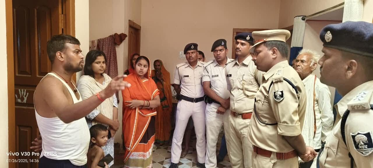 Madhubani News : एसपी सहुरिया गांव पहुंचकर पीड़ित परिवार से मिले