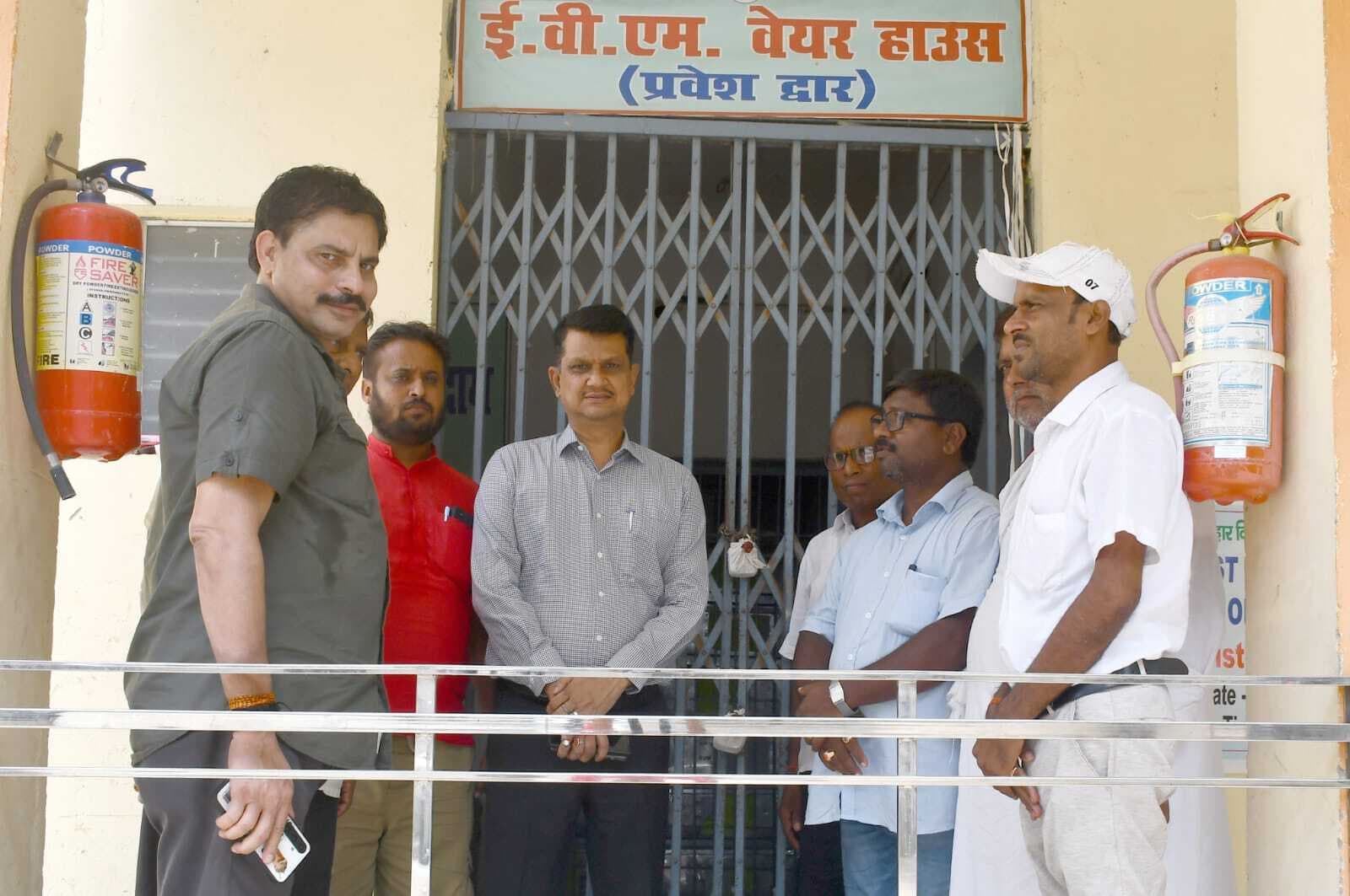 वेयर हाउस का डीएम ने जनप्रतिनिधियों के साथ किया निरीक्षण