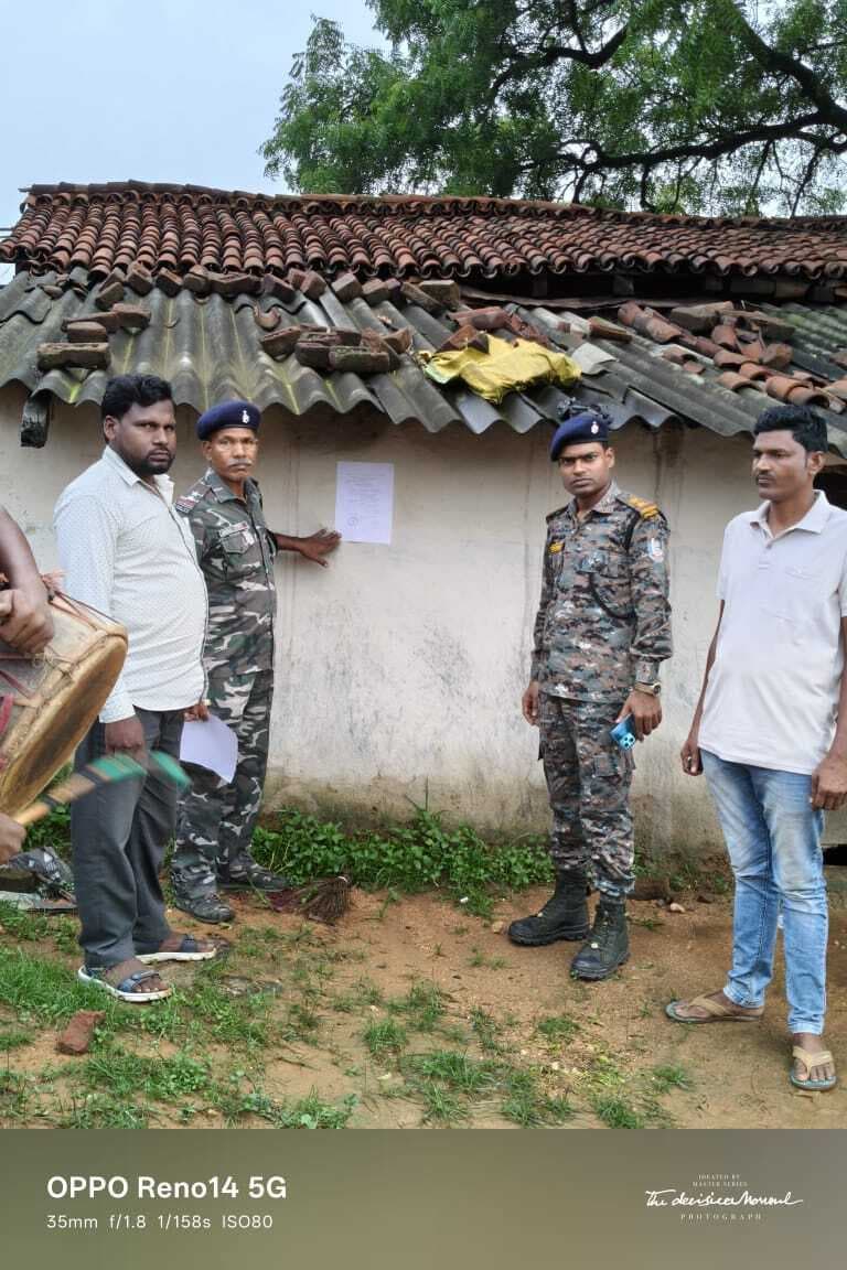 Giridih News :पोक्सो एक्ट के अभियुक्त के घर पर पुलिस ने चिपकाया इश्तेहार