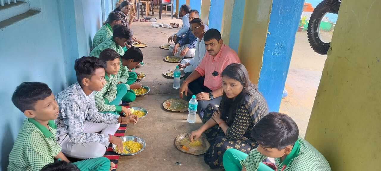 Bokaro News : अधिकारियों ने पंचायत में योजनाओं का किया निरीक्षण