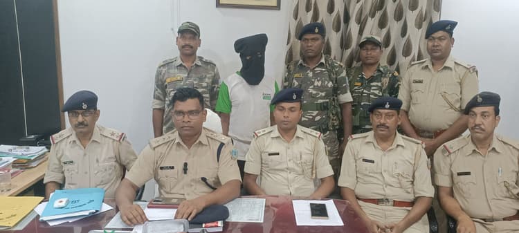 Chaibasa News : चाईबासा : देसी पिस्तौल और गोली के साथ युवक गिरफ्तार