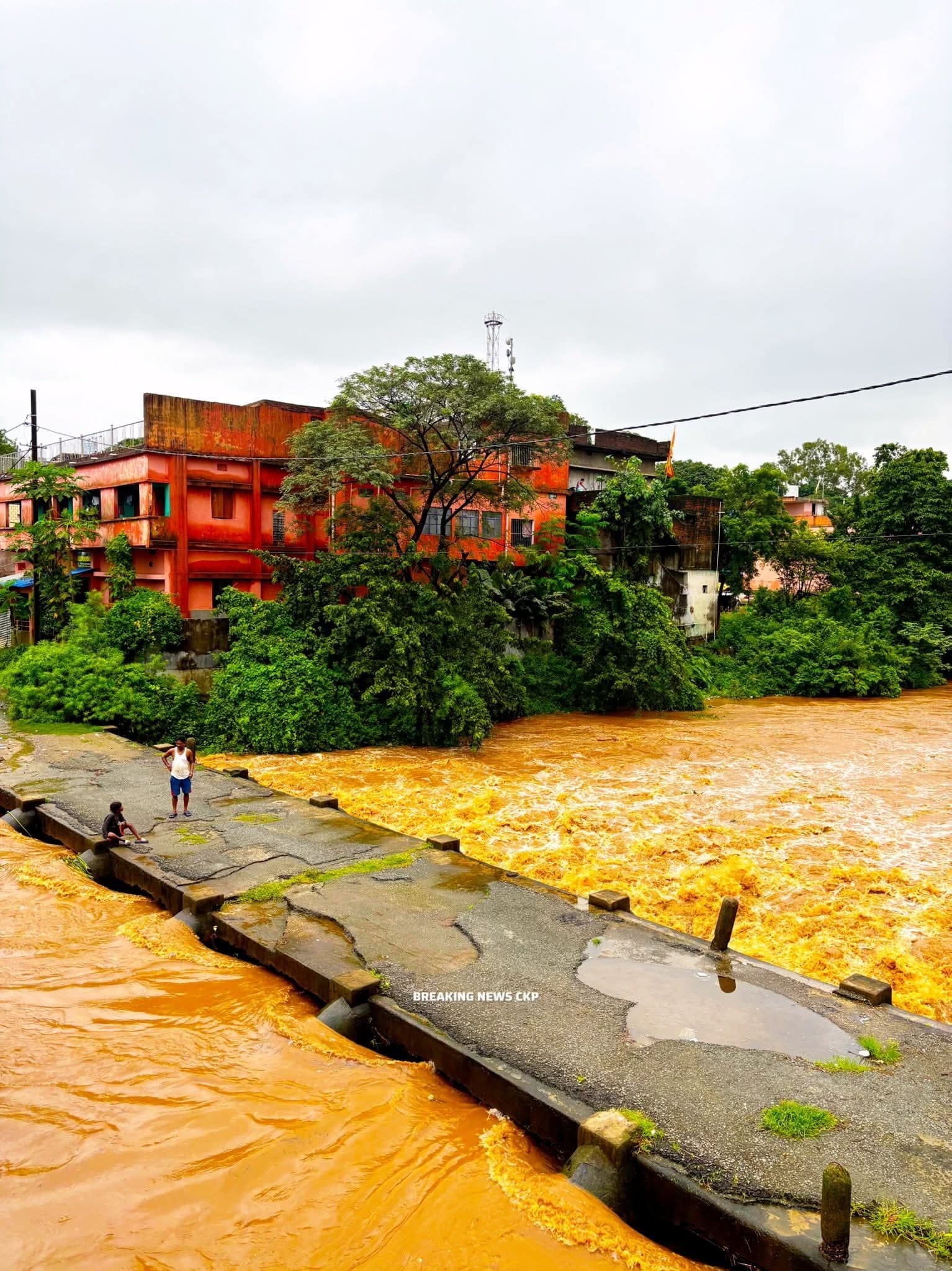 Chaibasa News : सात घरों में एक माह से जमा है दो फीट पानी