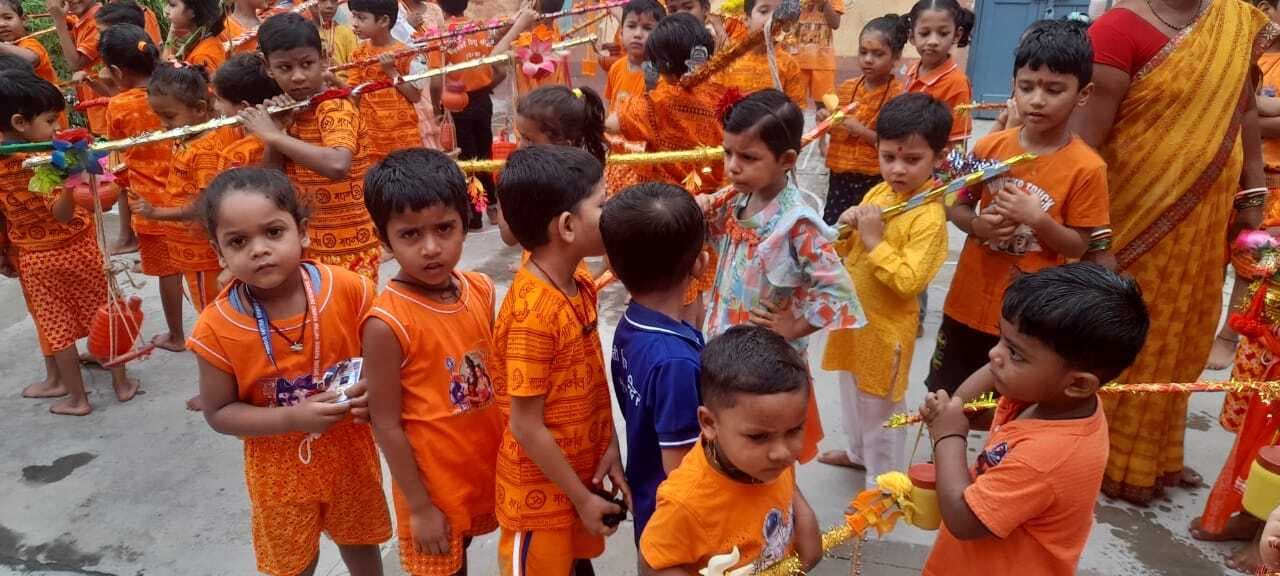 श्रावणी महोत्सव को लेकर बच्चों ने निकाली कांवर यात्रा