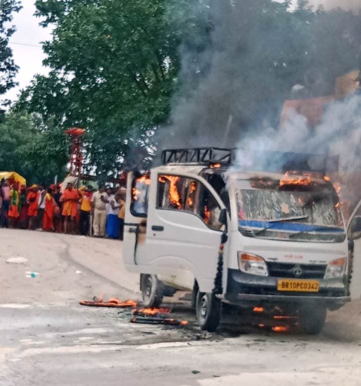 शॉर्ट सर्किट से मैजिक वाहन में लगी आग, बाल-बाल बचा चालक