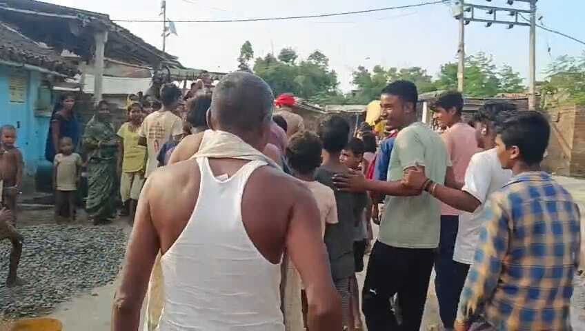 चोरी के आरोप में चार नाबालिगों को चौराहे पर पीटा, हाथों बांधकर गांव में घुमाया