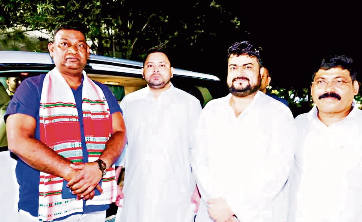 Political news : लालू प्रसाद और तेजस्वी से मिले सत्यानंद भोक्ता