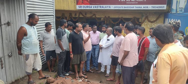 Giridih News: ग्राम पेयजल स्वच्छता समिति की पाइप का वॉल्व खुलने से दुकान व घर में घुसा पानी