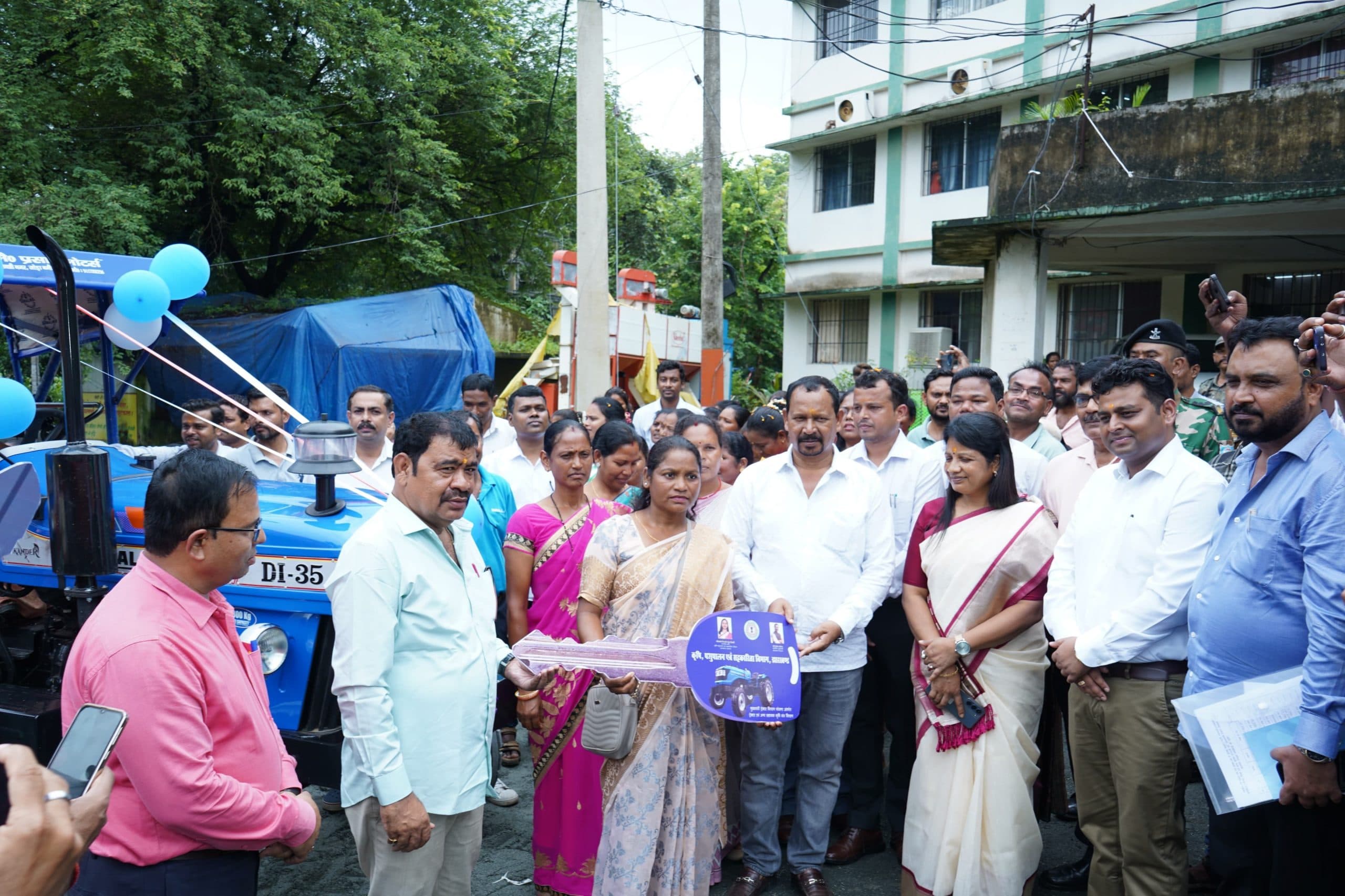 Chaibasa News : 12 समूहों को 50 प्रतिशत अनुदान पर ट्रैक्टर व अन्य यंत्र वितरित