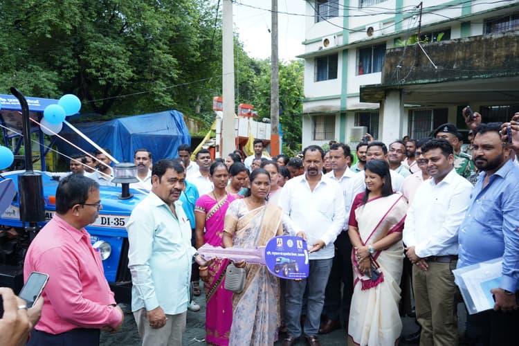 Chaibasa News : 12 समूहों को 50 प्रतिशत अनुदान पर ट्रैक्टर व अन्य यंत्र वितरित