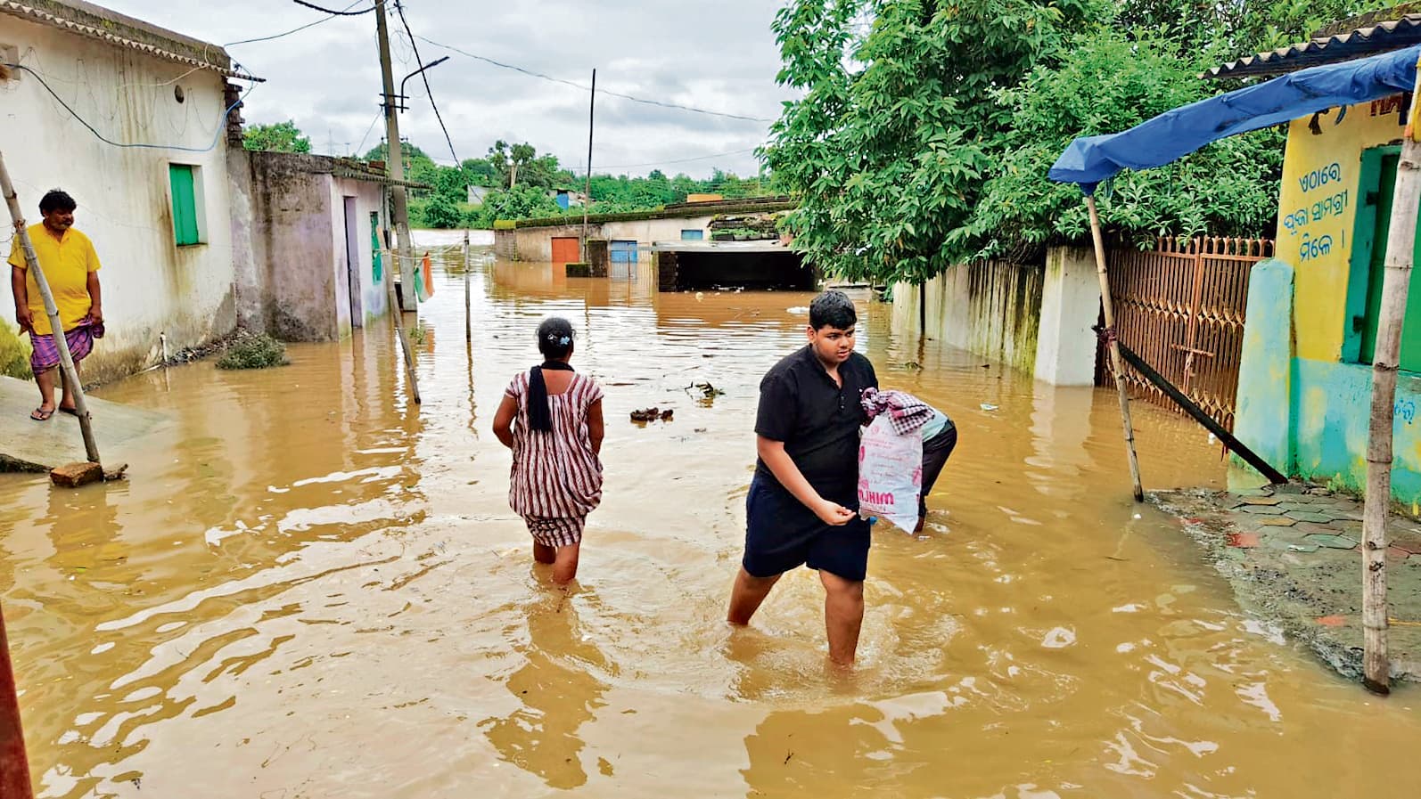 Rourkela News: बालू घाट बस्ती में 90 घरों में घुसा पानी, लोगों को स्कूल में किया गया शिफ्ट