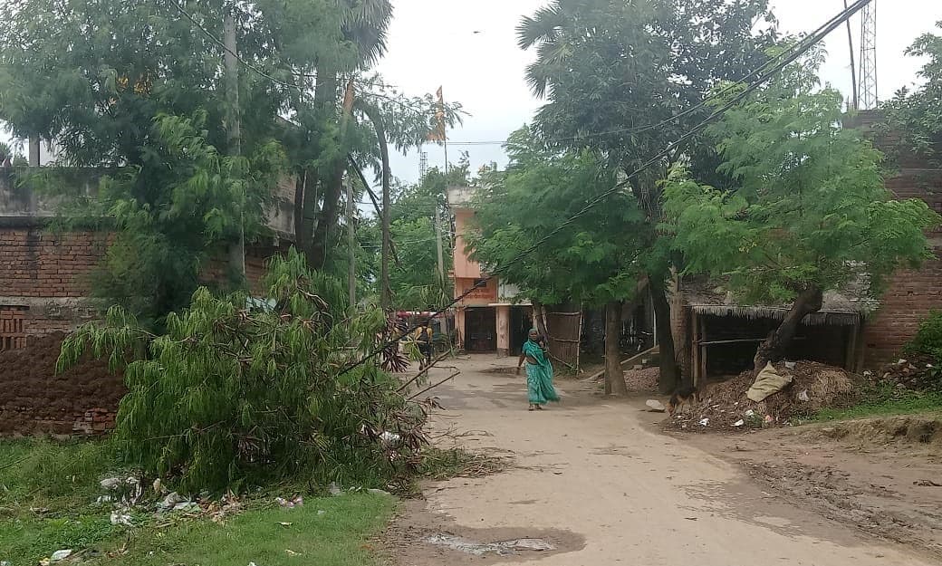 टूटकर गिरा बिजली प्रवाहित तार, आपूर्ति बाधित