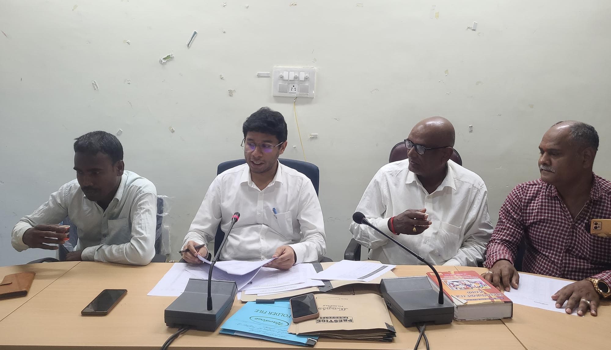 बीएलओ व सुपरवाइजर ने सौंपी पात्र मतदाताओं की सूची