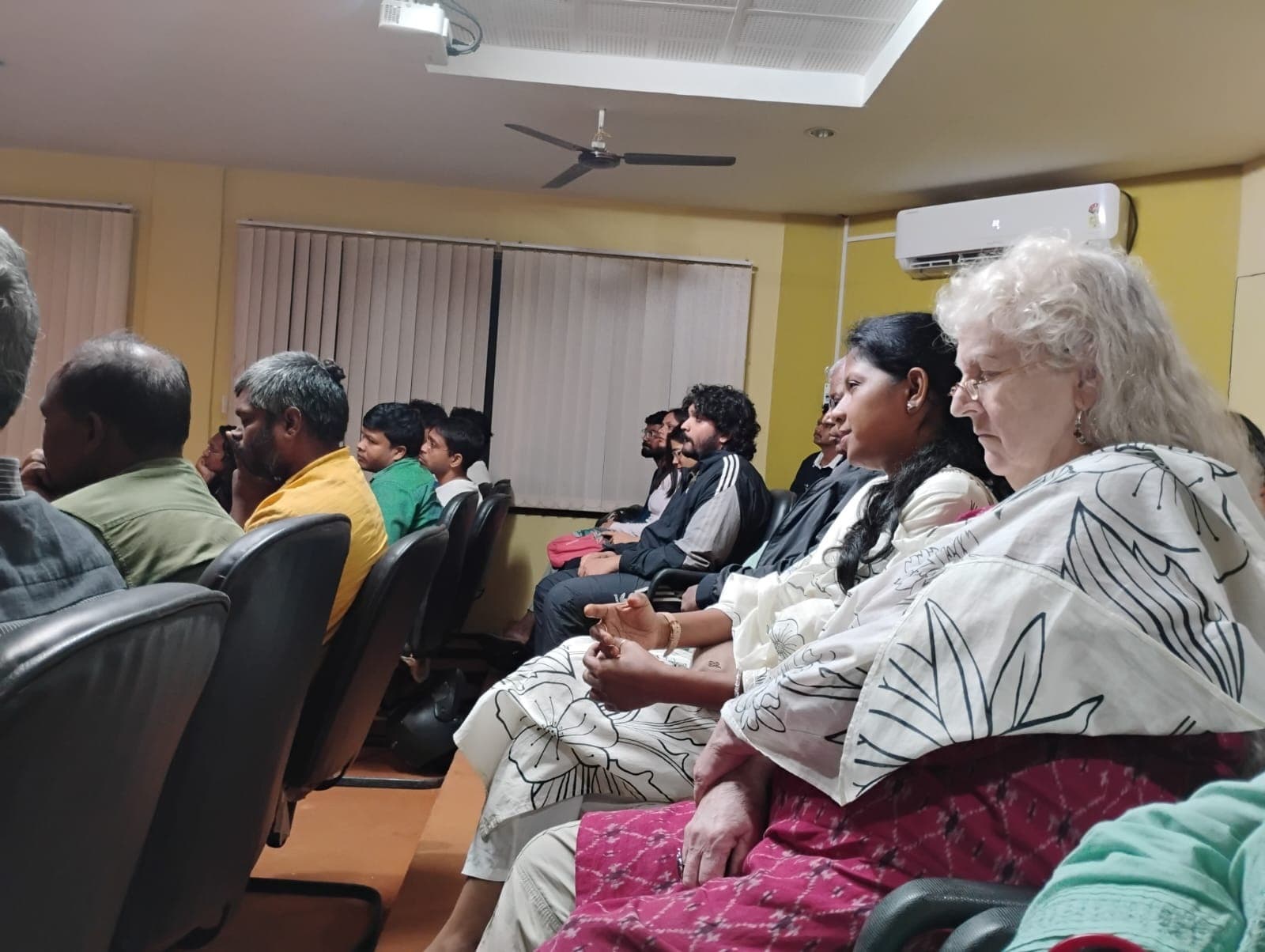 Ranchi News टीआरआइ में फिल्म सम रूट्स ग्रो अपवर्ड का प्रदर्शन