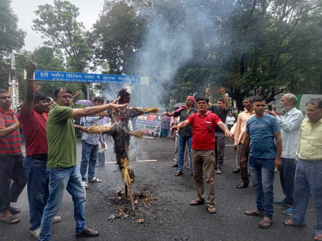 HEC News : सप्लाई कर्मियों ने प्रबंधन का पुतला फूंका, आमरण अनशन की दी चेतावनी