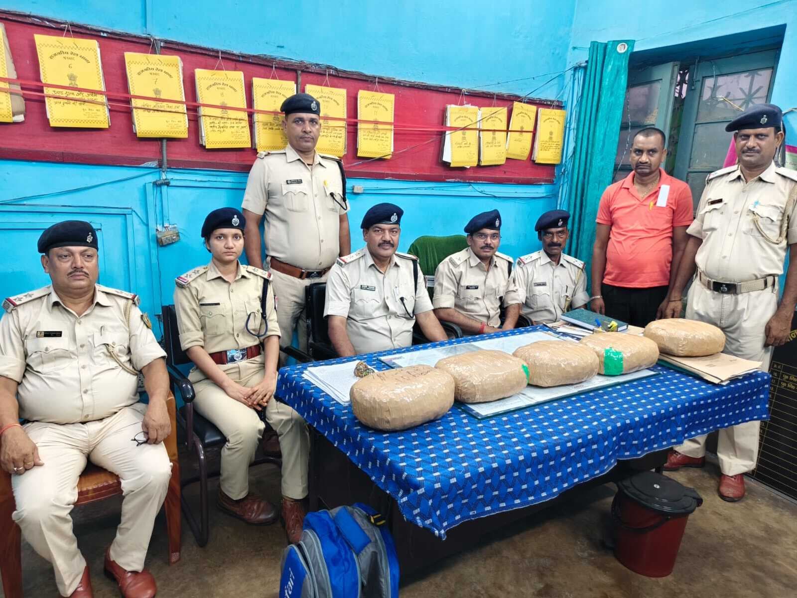 Dhanbad News: एलेप्पी एक्सप्रेस से 1.53 लाख का गांजा बरामद