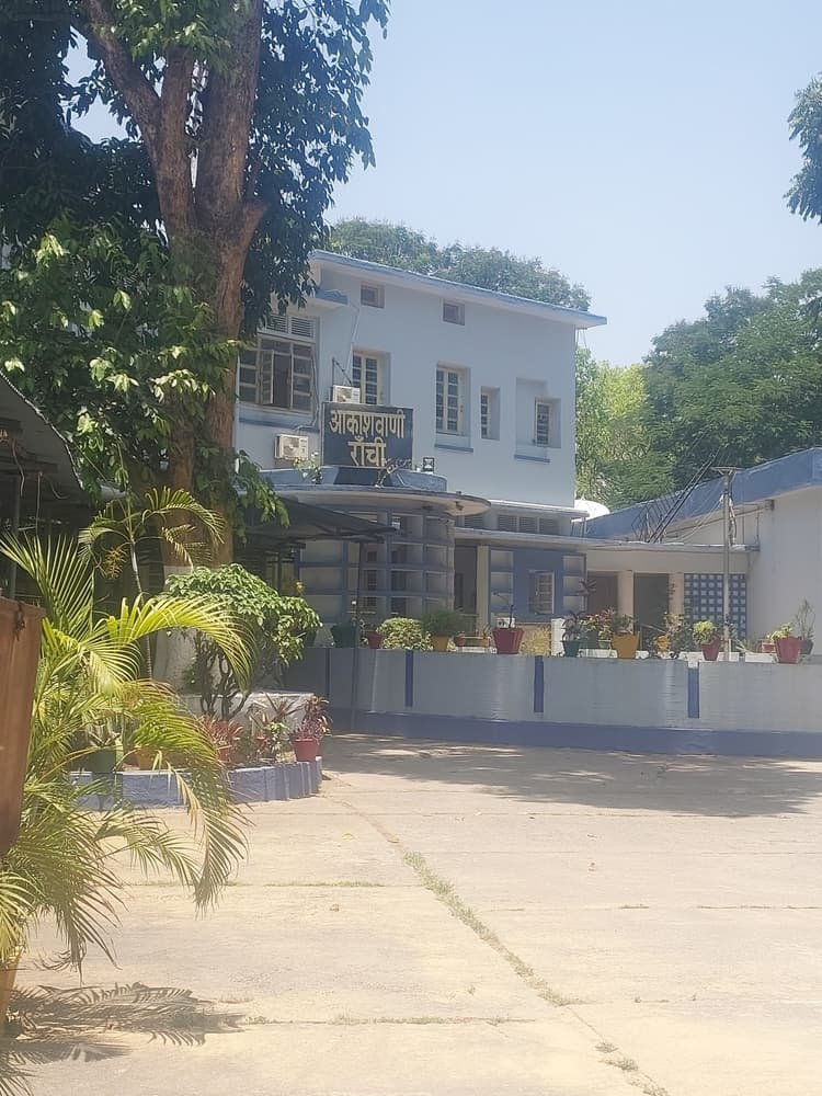 Ranchi News तकनीक के युग में भी दिलों से जुड़ा है रेडियो का रिश्ता