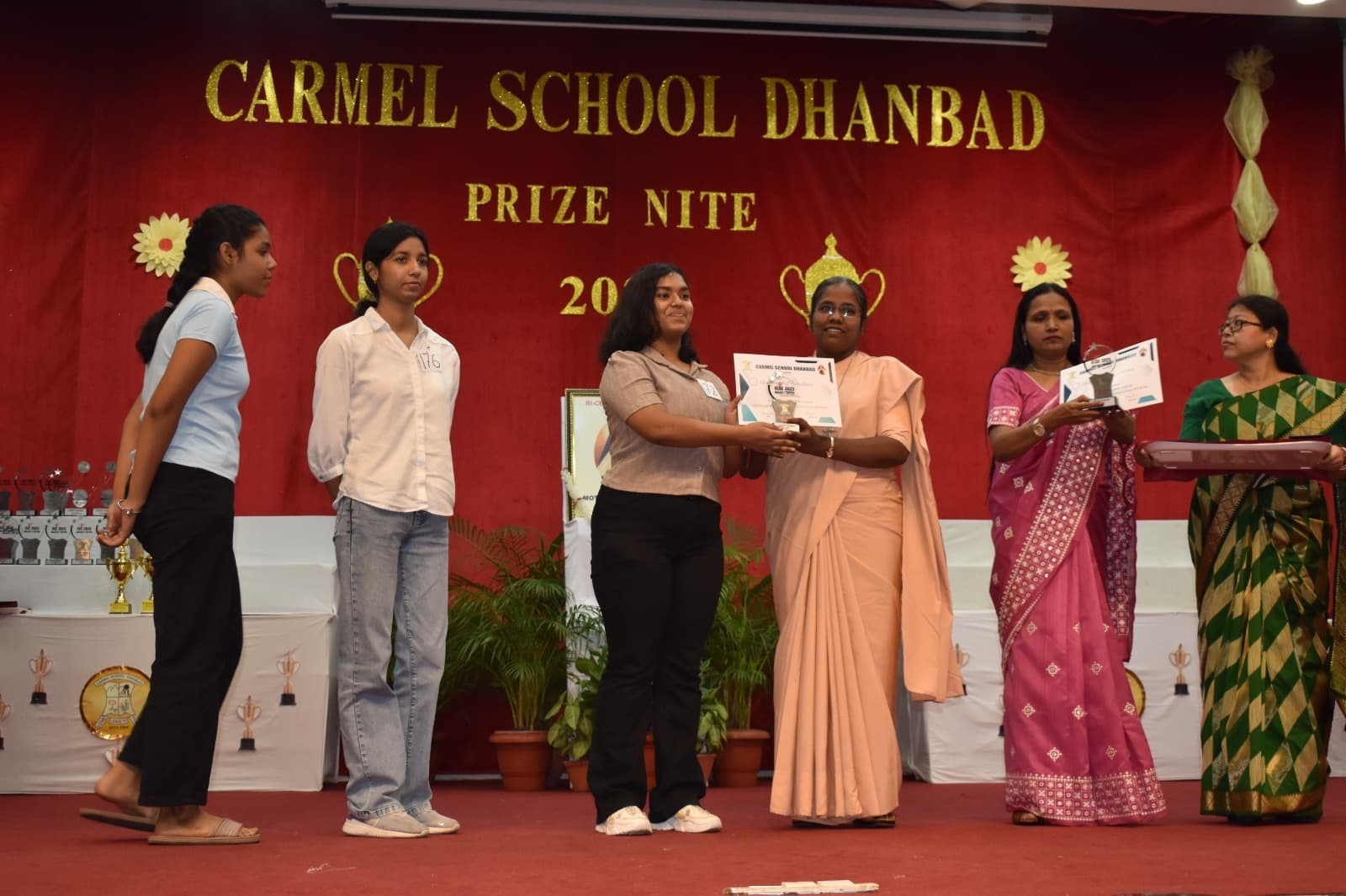 Dhanbad News: प्राइज नाइट में उत्कृष्ट प्रदर्शन करनेवाली छात्राएं सम्मानित