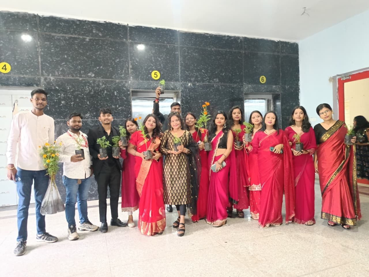 Dhanbad News: बीबीएमकेयू मास कॉम विभाग में सीनियर्स को दी विदाई