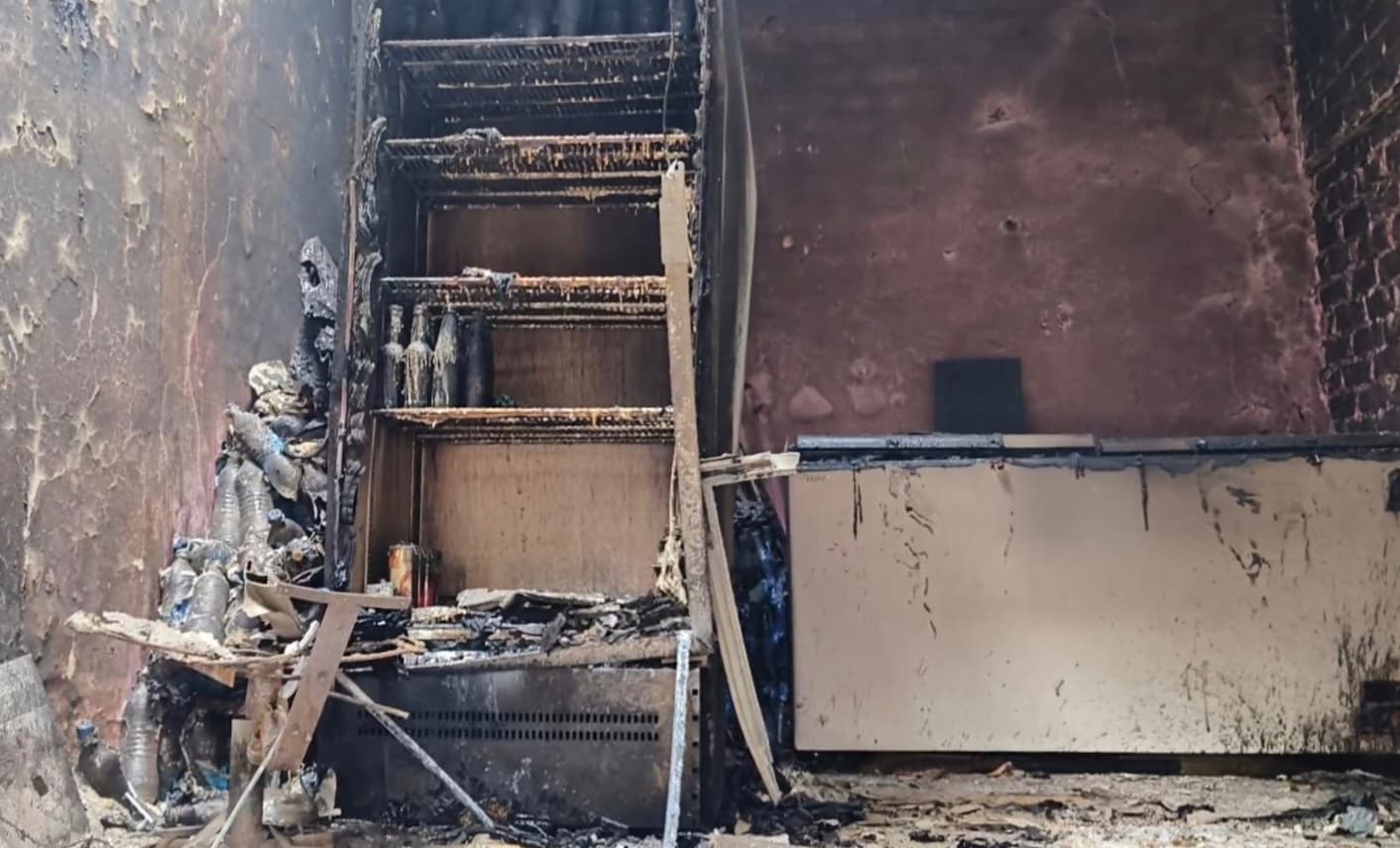 Dhanbad News: शरारती तत्वों ने जनरल स्टोर व होटल में लगायी आग