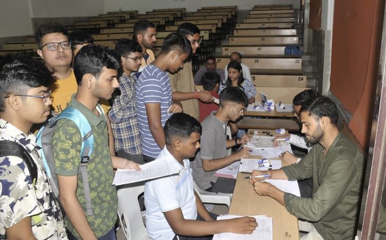 Dhanbad News: आइआइटी में नामांकन के लिए 1125 छात्रों ने करवाया डॉक्यूमेंट वेरिफिकेशन