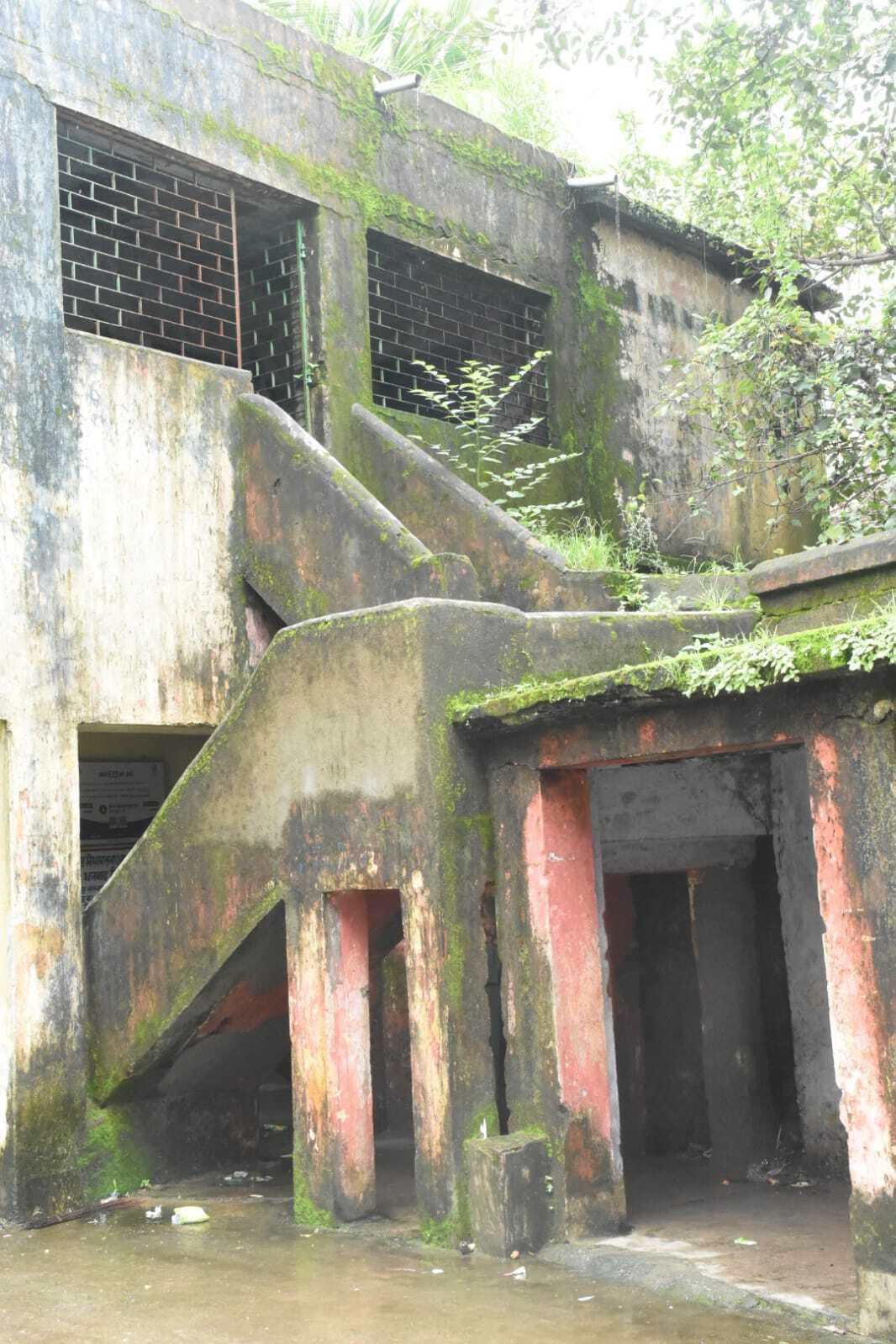 Dhanbad News: टूट कर गिर रहा है विद्यालय की छत का प्लास्टर, जर्जर किचन में टपकता रहता है पानी