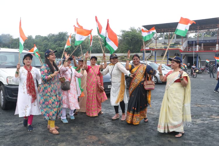 Dhanbad News: करगिल विजय दिवस पर गूंजे जयघोष, पूर्व सैनिकों ने वीरों को किया नमन