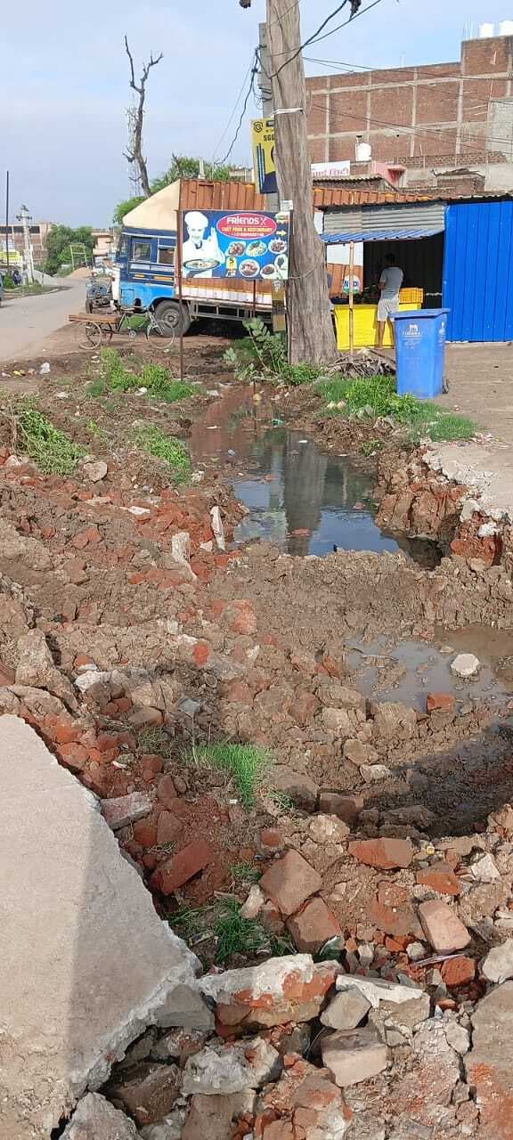 सफाई के लिए तोड़े गये नाले की नहीं मरम्मत, आवागमन मुश्किल