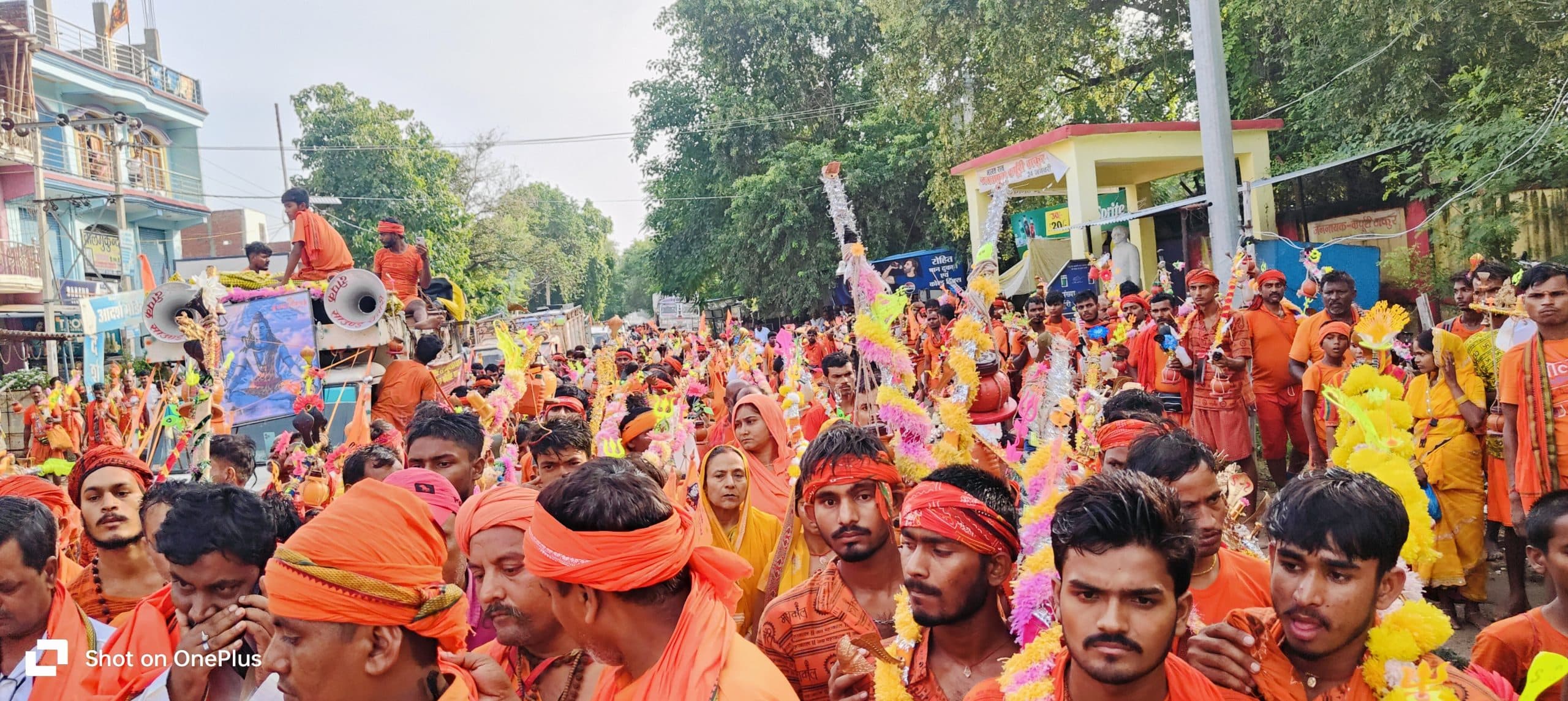 बक्सर से जल उठा पैदल चेनारी पहुंचा 10 हजार कावरियों का जत्था